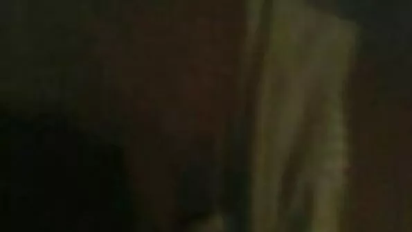 Спекотна навшпиньки масажує писю вібраторами порно відео з сюжетом на ліжку.