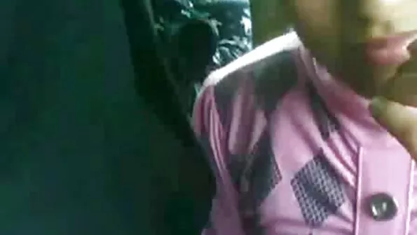 Симпатична панночка пострибала на відео секс дівчина з дівчиною члені, що встав.