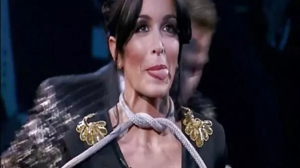 Дуже спекотна красиве порно відео дівчина розім'яла писечку об член партнера.