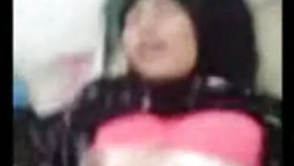 Чувіха лягає на якісне порно відео ліжечко і займається мастурбацією в панчохах.