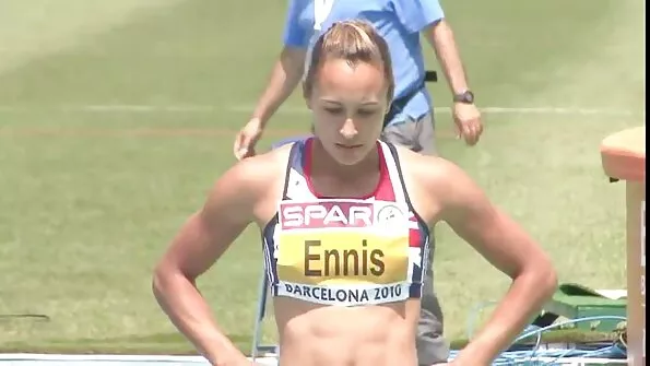 У розкішній скачать відео секс ванній кімнаті помила член кольорового хлопця.