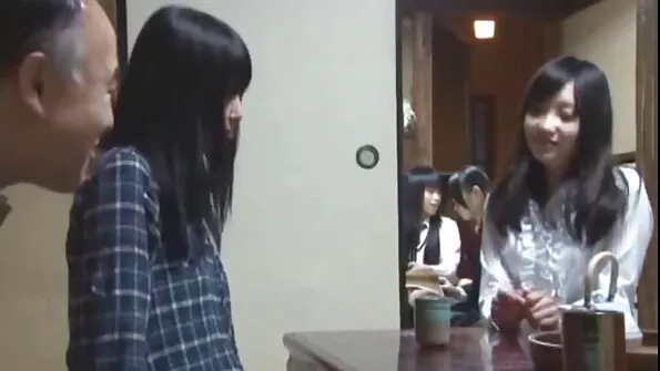 Тисне безплатне порно відео онлайн в кицьку крупним планом свій статевий орган.