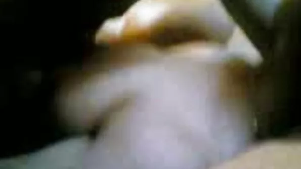 Безсоромна красуня сує у собі гумовий член. порно відео в хорошій якості