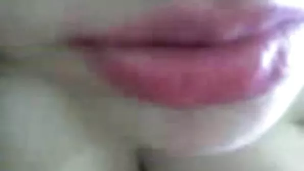 Гола дівчина на вулиці дивитись порно відео фотографується з перехожими.