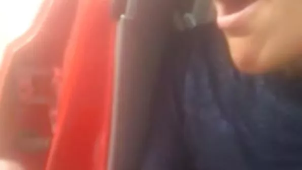 Гаряча мадам смикає клітор вібратором і порно і відео стогне від цього.