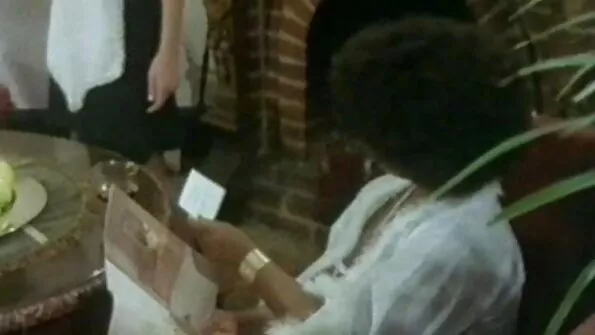 Поголеним членом самець трахкає дівку шалений секс відео в окулярах у пизду.