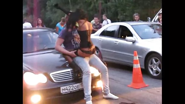 Ритмічно пердоліт блондинку в порно відео з мамою її милу кицьку.