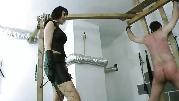 Хлопець старанно ебет чувіху порно відео на роботі від першої особи на ліжку