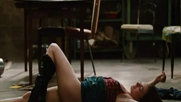 Шикарна телиця з красивою попою із задоволенням порно з іграшками скаче на члені.