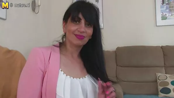 Грудаста дівчина чіпає дівчата порно відео себе за пизду.
