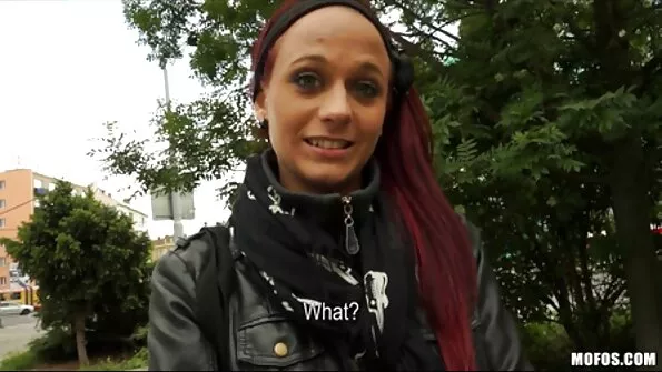 Зріла руда баба трахкає з пристрасним домашнє порно відео жеребцем.