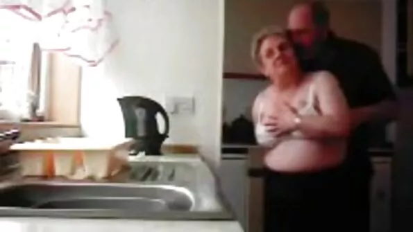 Рожевим вібратором товста мастурбує в машині. секс ігри відео