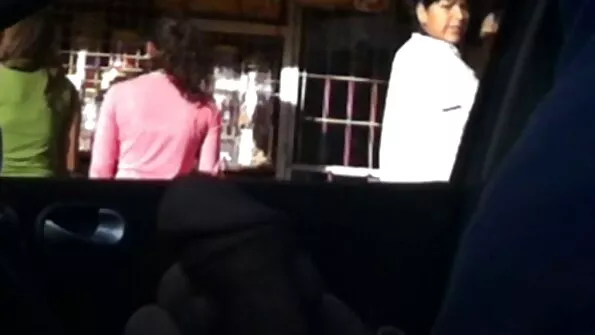 Розташувавшись анал відео на ліжку руда смикає кицьку руками.