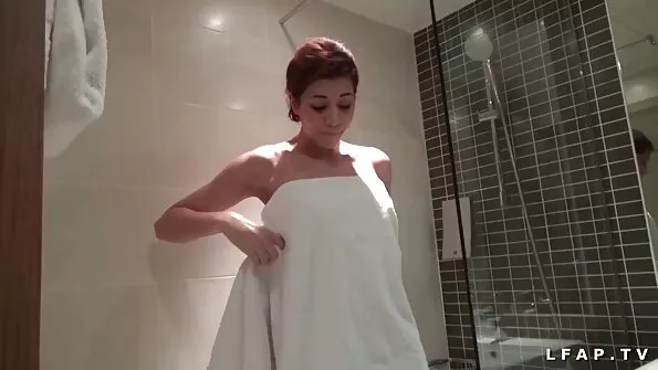 Гола дівчина перед вебкою вирішила показати сисечки. секс відео студентів