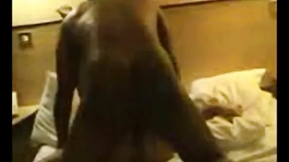Своїм стоячим пенісом тип довбає домашне порно відео телицю на ліжку.