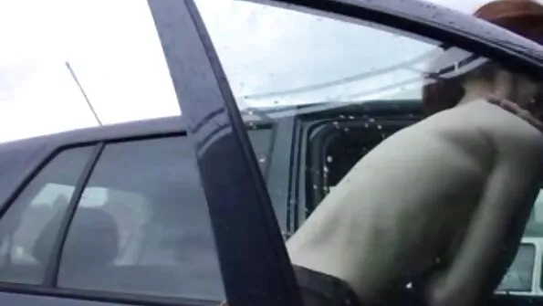 Дівчина зняла трусики щоб помастурбувати кльову дірочку. відео секс онлайн