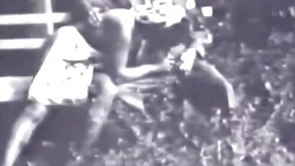 Спочатку кавалер оттрахав порно відео сквірт дівчину раком на дивані.