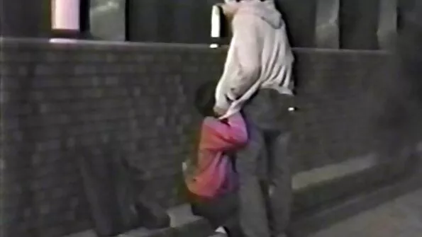 Гаряча штучка виебала порно відео скрита камера пов'язаного мужика на ліжку.