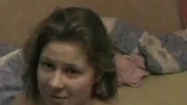 На секс онлайн відео столі в мокру кицьку дівчини тицяє членом.