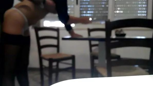 Відсуває порно безкоштовно відео з промежини трусики і розслабляється перед сексом.