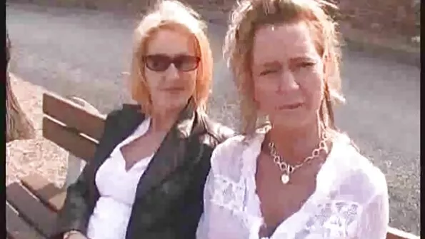 Приліг на ліжко і оприбуткував дівчину на порно відео груповуха рак.