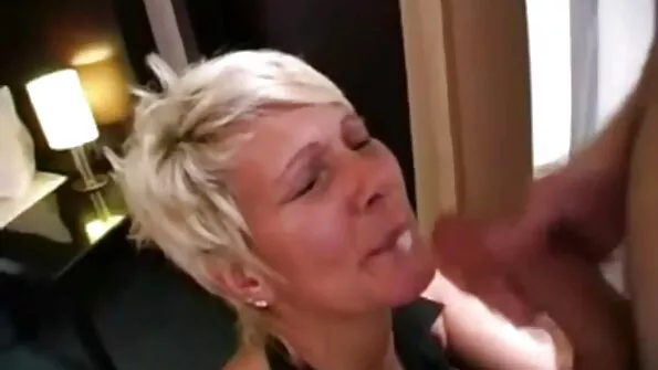 Позує перед дзеркалом у порно відео онлайн безплатно ліфчику і збуджує залицяльника на трах.