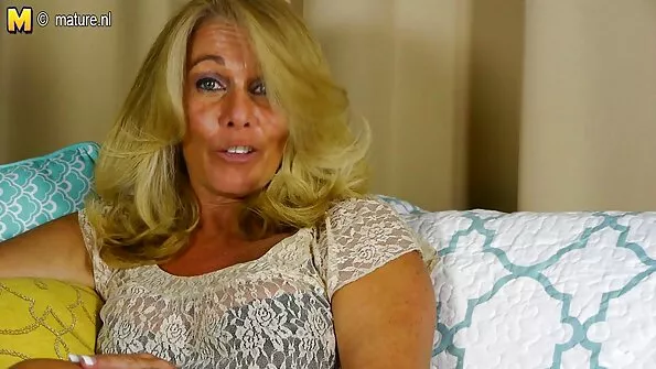 Розкутий чоловік трахкає збуджену блондинку. порно з іграшками