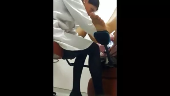 Хтивий самець пристрасно чпокає сучку в очко. порно відео коротке