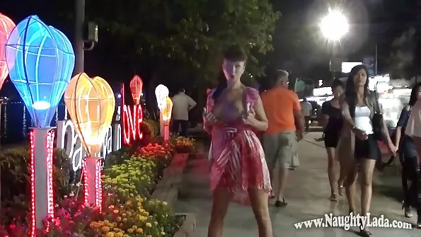 Гарненька панночка масажує пілотку пррно відео руками.