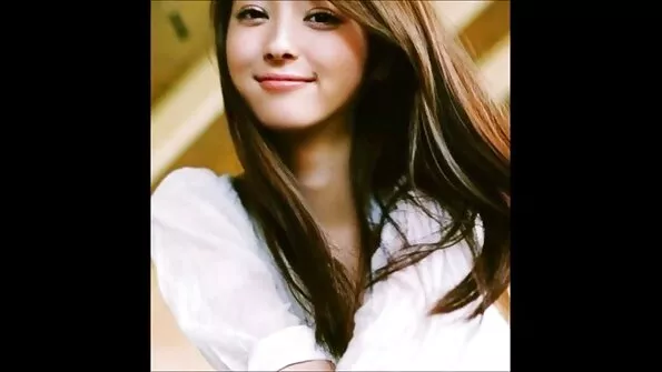 Ловелас трахкає білявку секс відео молоді у вагіну біля рояля.