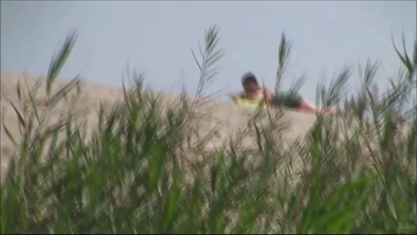 Жінка з розкішними грудьми ніжно облизала головку члена. аматорське порно відео