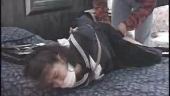 Молода людина натягує порно відео моделі подругу з соковитою пілоткою.