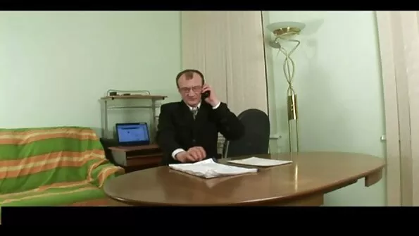 Чоловіки удвох порно відео молоденькі ебут бабу в чорних панчохах.