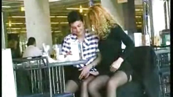 Свою рожеву дірку порно відео целки дівчина мастурбує у полі.