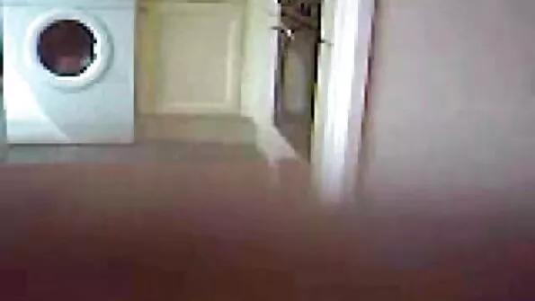 Симпатична дівчина дала в пілотку протаранити порно відео на телефон себе