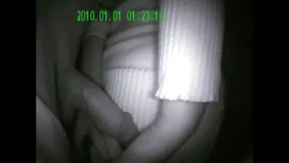 Стає поруч і наявляє пеніс чоловіка як знімають порно відео рукою.