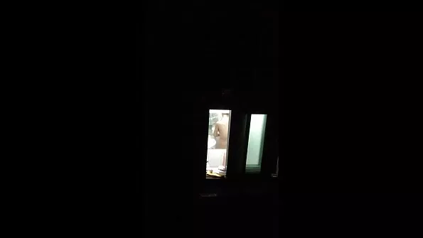 Жорстка шалашовка масажує пальчиком очко на відео порно кріслі.