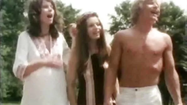 Променева красуня посмоктала трахнув продавщицю в офісі своєму співробітнику.