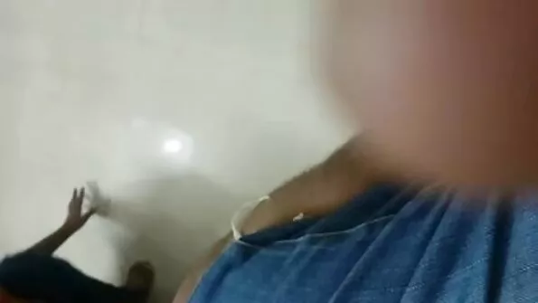 Татуйований хахаль трахкає порно відео дивитися безкоштовно телицю на підлозі.