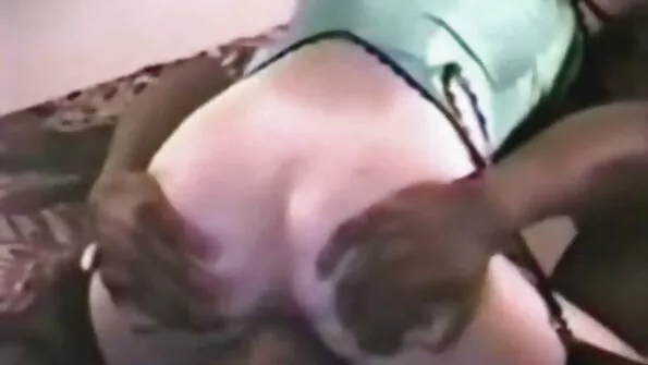 Блонда зняла порно фото і відео окуляри і трахнула в поголену писю.