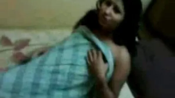 На шкіряному дивані дівчина трахнула японські порно фільми в манду.