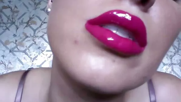 Вийшовши на вулиці лесбіянки порно відео дівчина показала гарну кицьку.