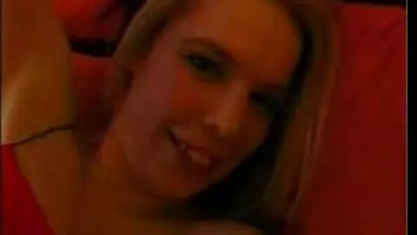 Безсоромна гола дівка на вулиці тусується і їй на все секс відео крупним планом начхати.