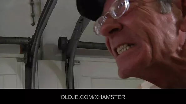 Чорновола пустунка порно відео чат вирішила помити вагіну.