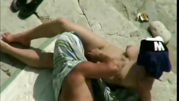 Стоячи на рак на дивані порно відео в лісі жирна прагне кінчити від члена.